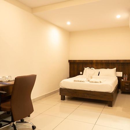 The King'S Meadows Hotel Golhalli Bagian luar foto