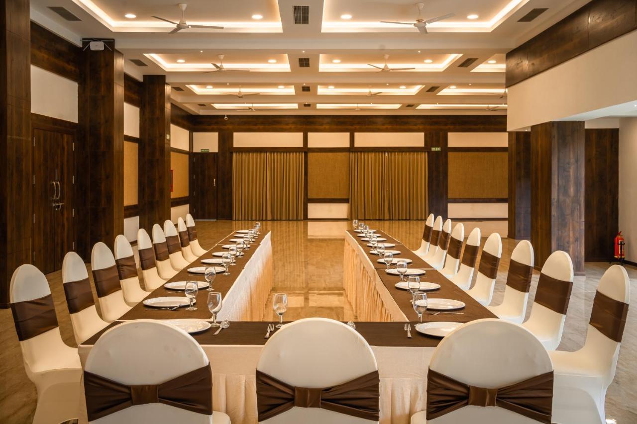 The King'S Meadows Hotel Golhalli Bagian luar foto