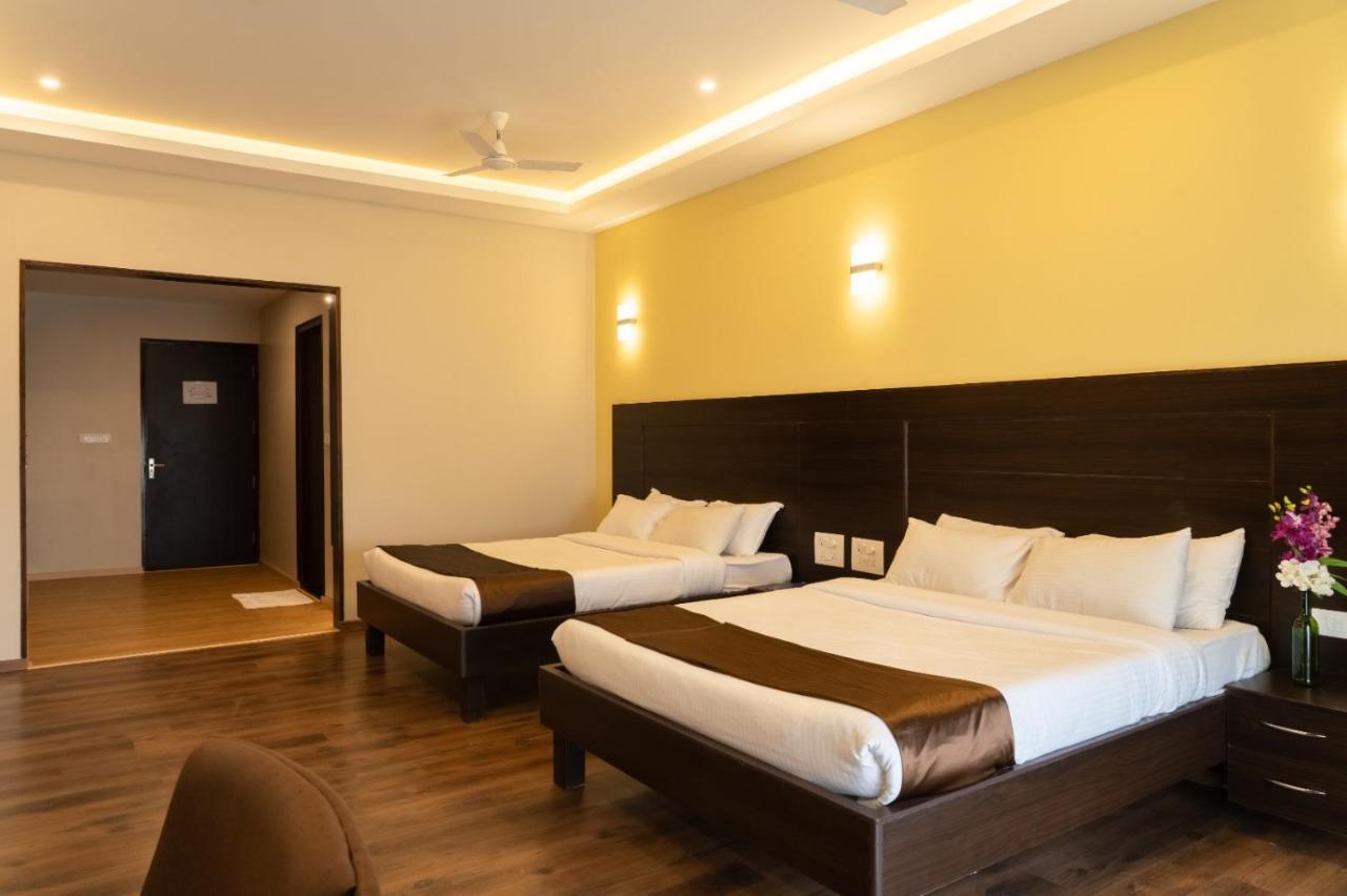 The King'S Meadows Hotel Golhalli Bagian luar foto