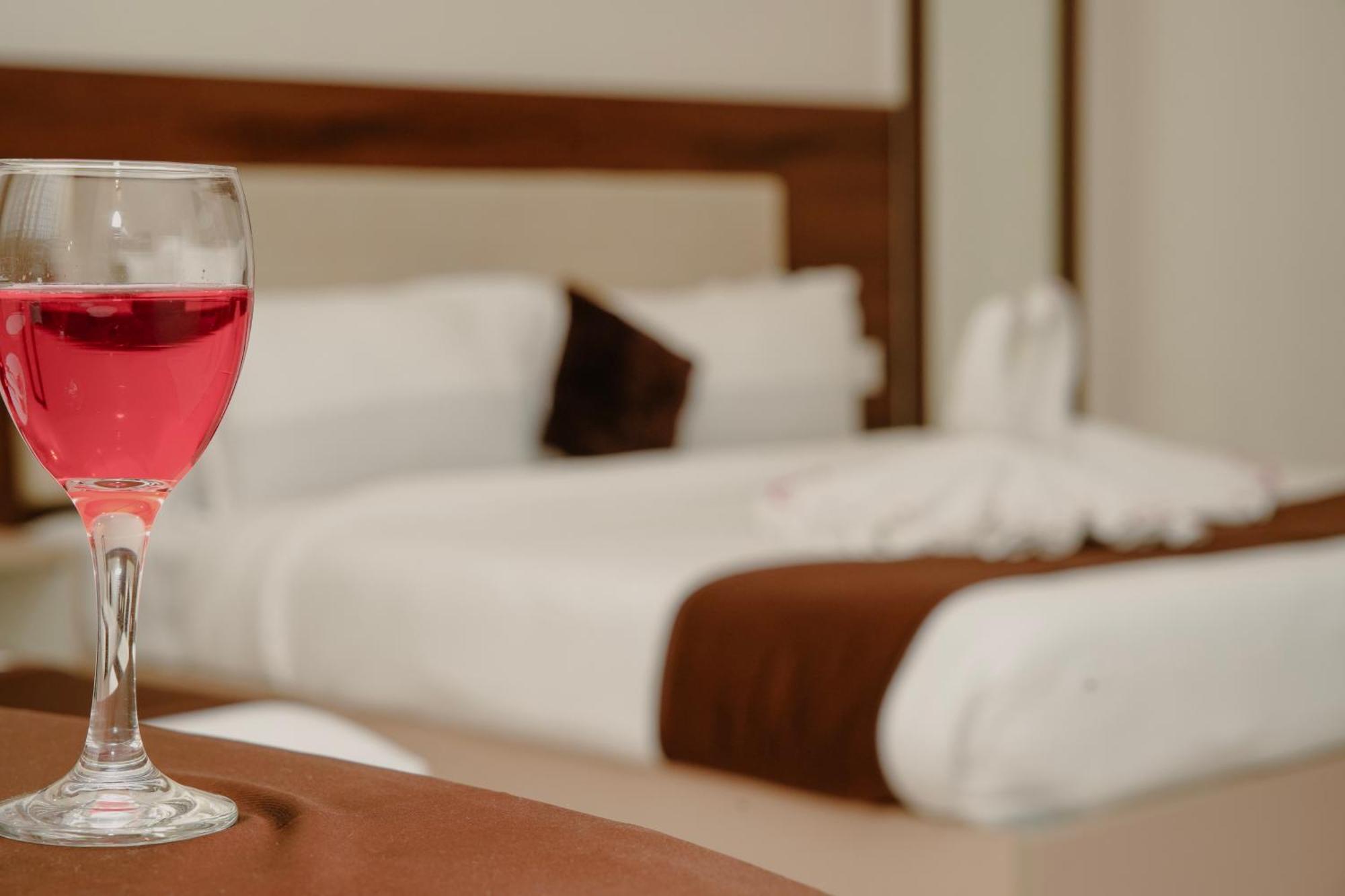 The King'S Meadows Hotel Golhalli Bagian luar foto