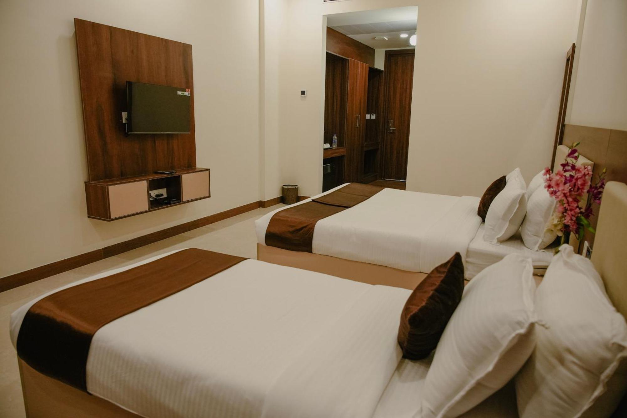 The King'S Meadows Hotel Golhalli Bagian luar foto