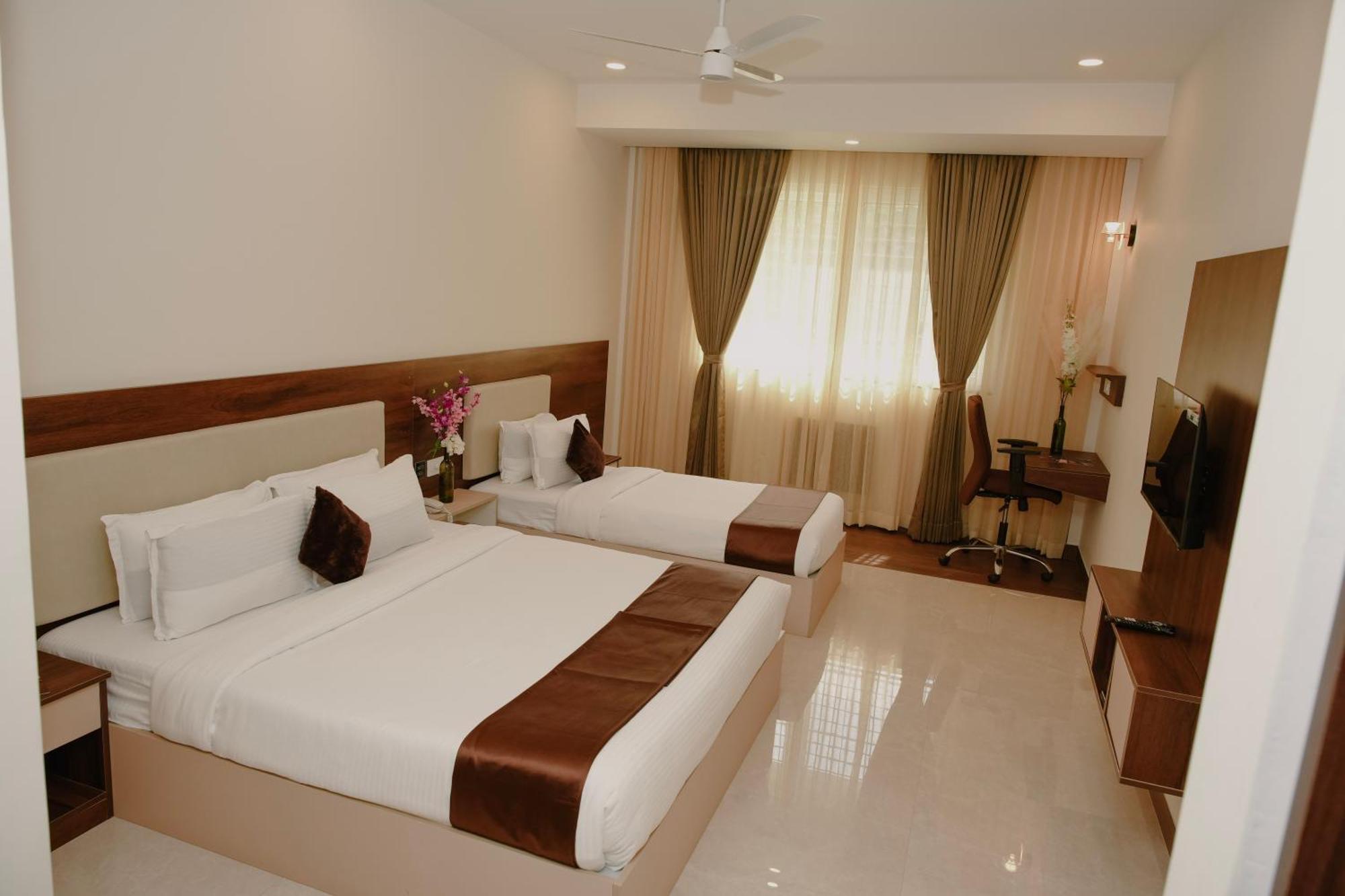 The King'S Meadows Hotel Golhalli Bagian luar foto