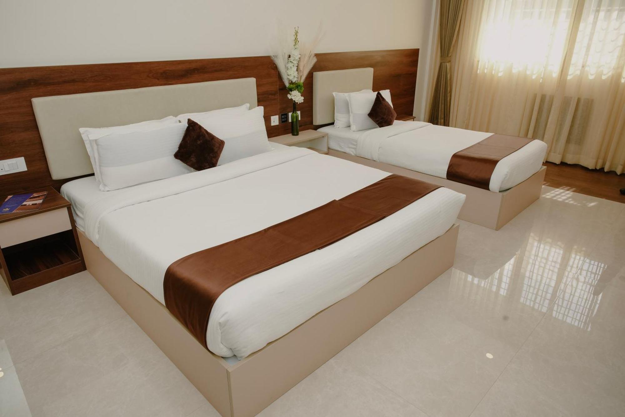 The King'S Meadows Hotel Golhalli Bagian luar foto