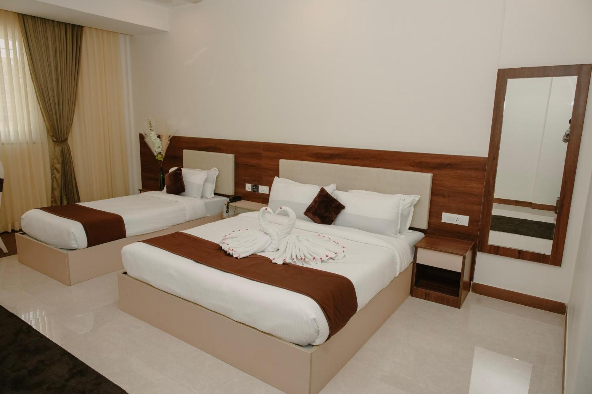 The King'S Meadows Hotel Golhalli Bagian luar foto