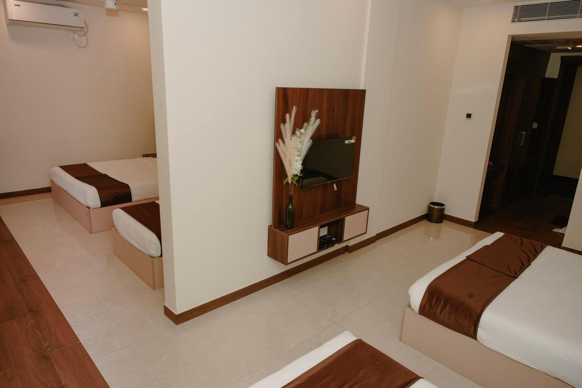 The King'S Meadows Hotel Golhalli Bagian luar foto