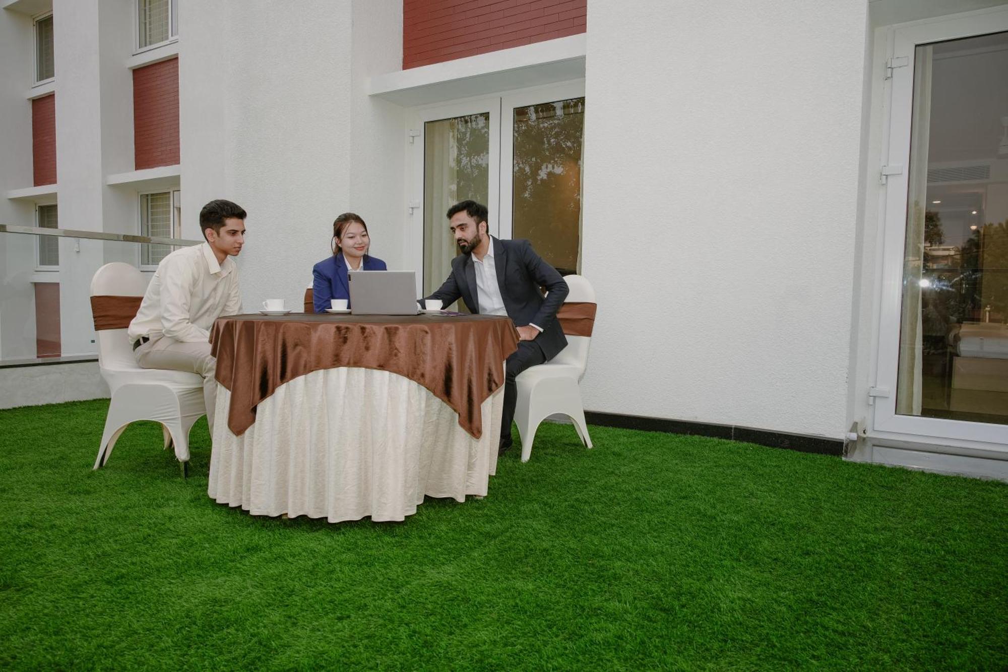 The King'S Meadows Hotel Golhalli Bagian luar foto