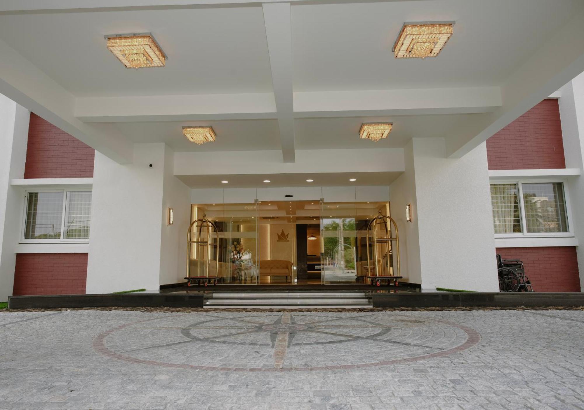 The King'S Meadows Hotel Golhalli Bagian luar foto