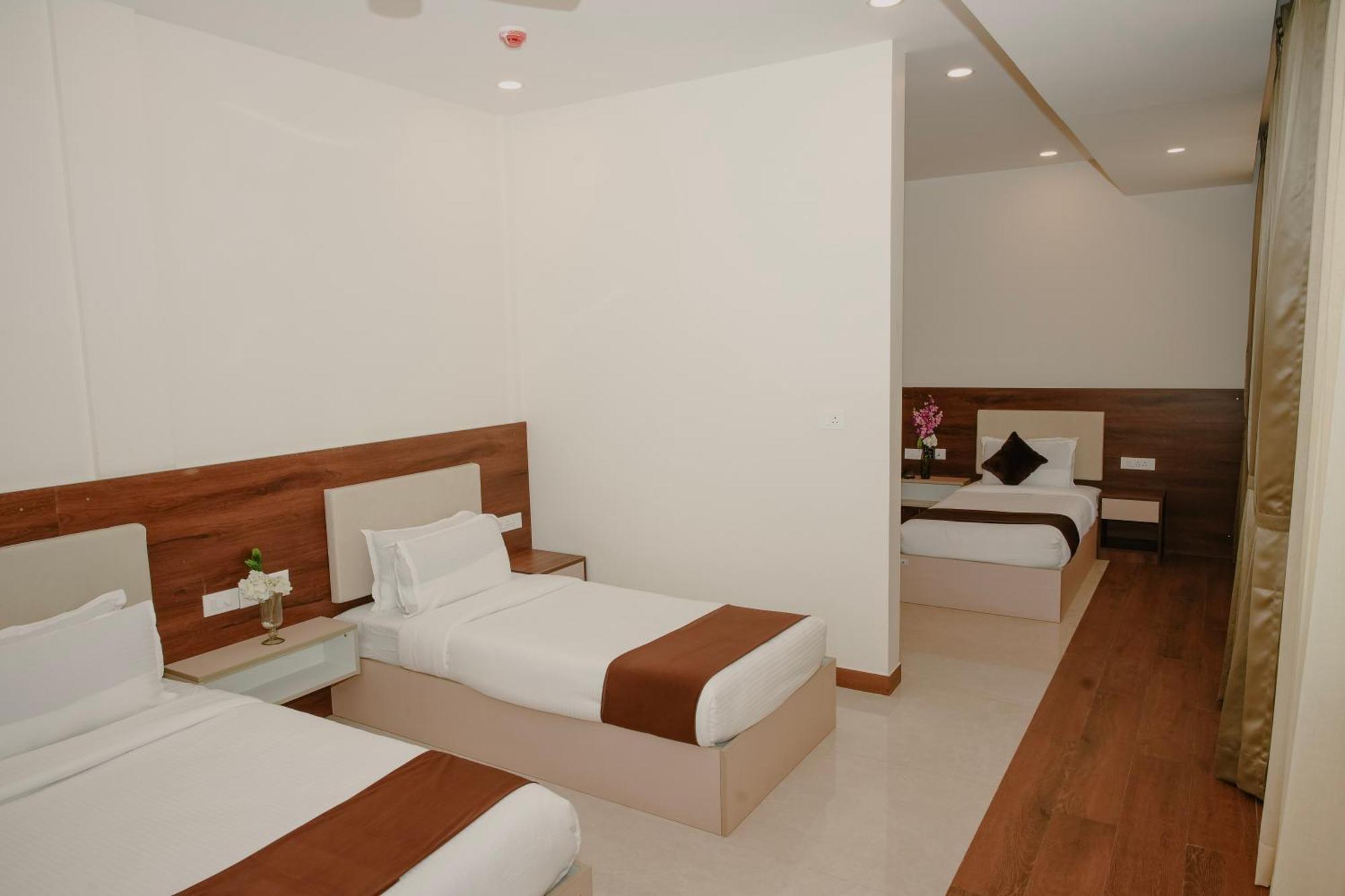 The King'S Meadows Hotel Golhalli Bagian luar foto