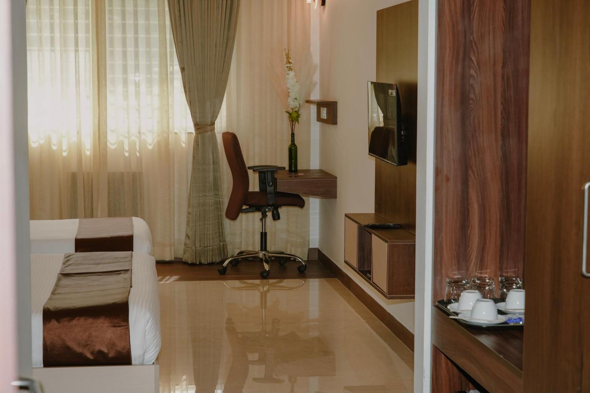 The King'S Meadows Hotel Golhalli Bagian luar foto