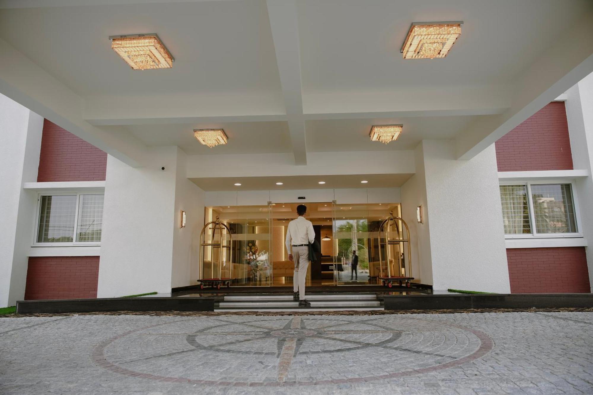 The King'S Meadows Hotel Golhalli Bagian luar foto