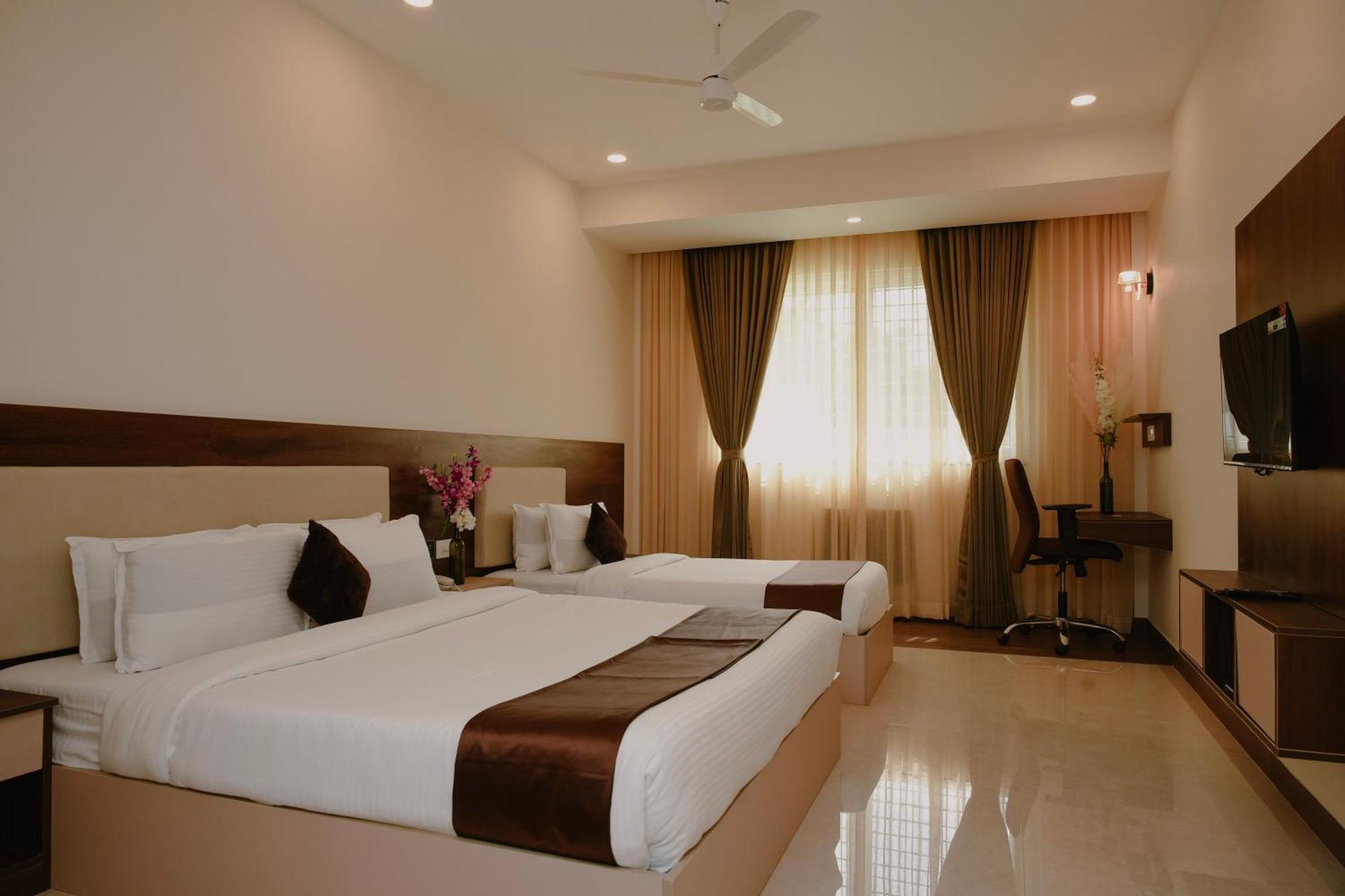 The King'S Meadows Hotel Golhalli Bagian luar foto