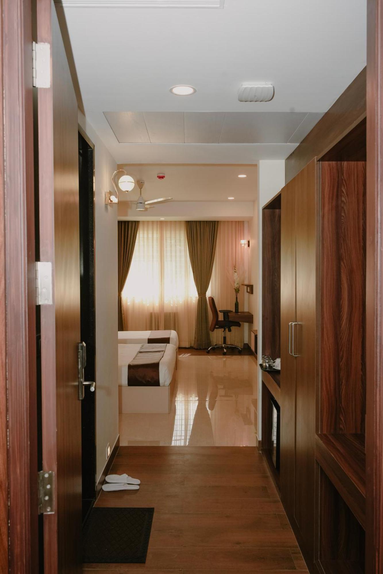 The King'S Meadows Hotel Golhalli Bagian luar foto