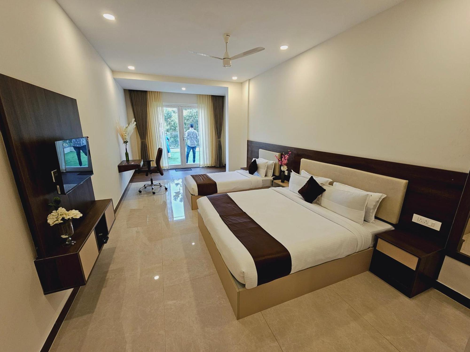 The King'S Meadows Hotel Golhalli Bagian luar foto