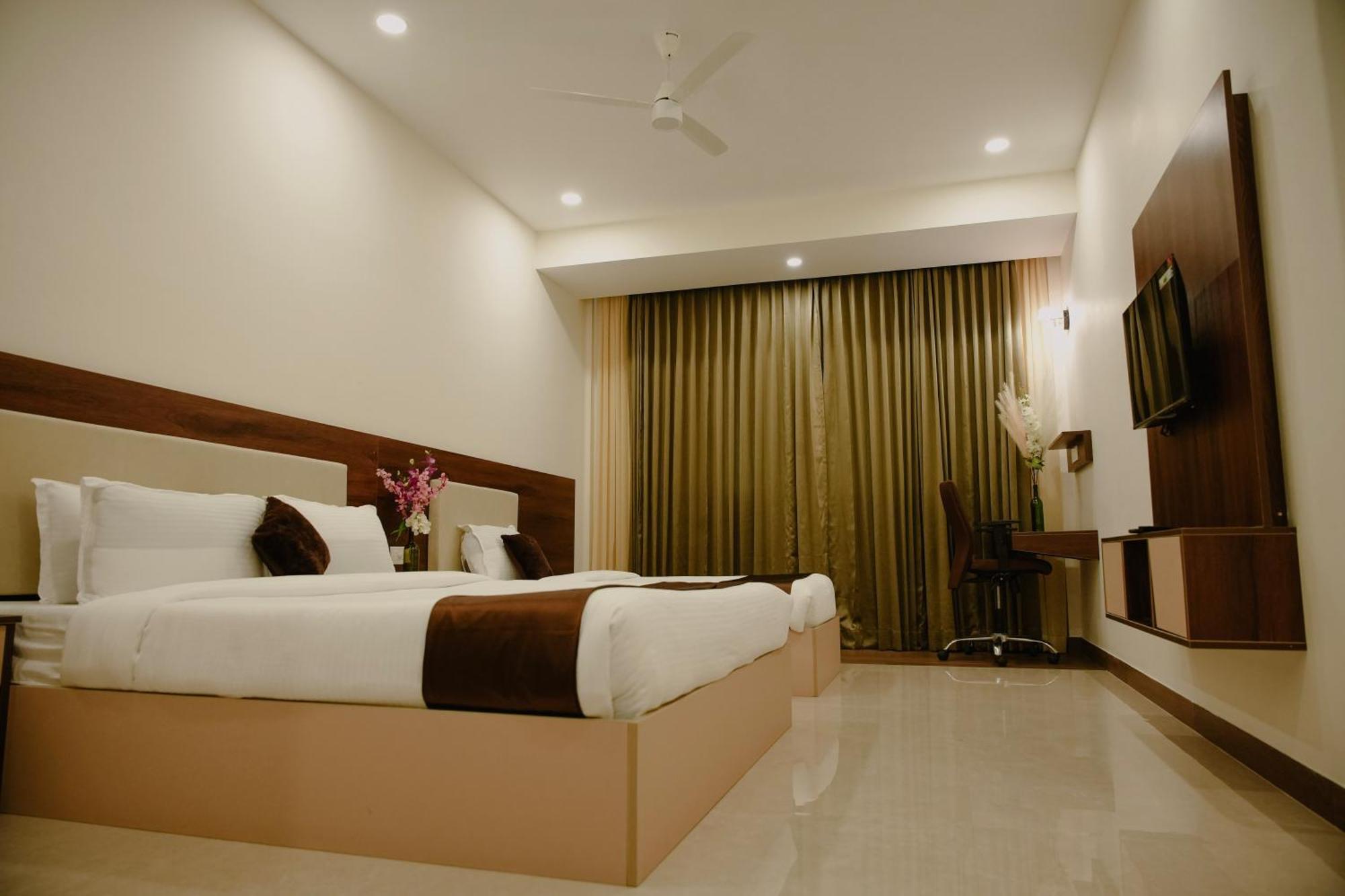 The King'S Meadows Hotel Golhalli Bagian luar foto