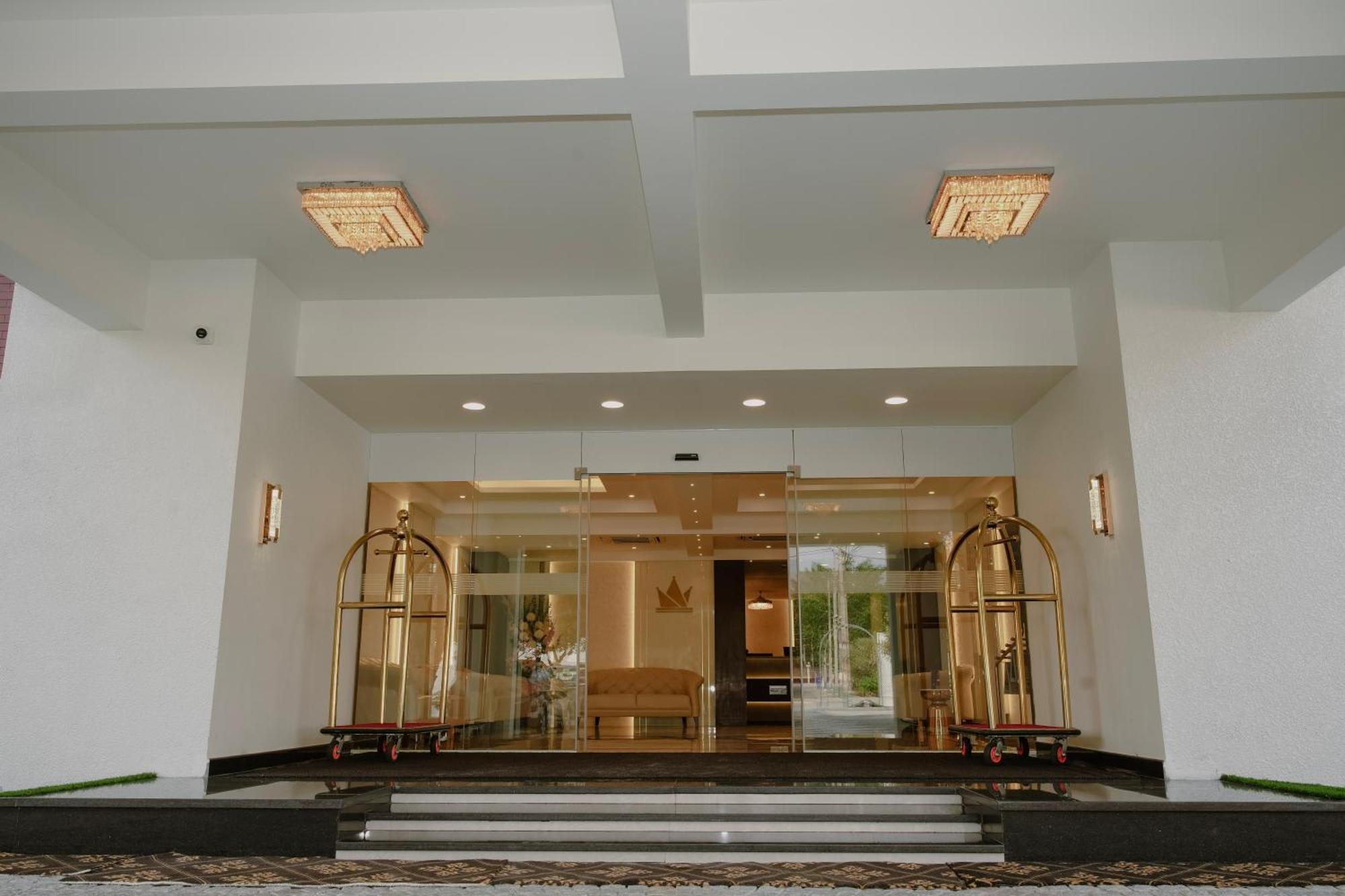 The King'S Meadows Hotel Golhalli Bagian luar foto