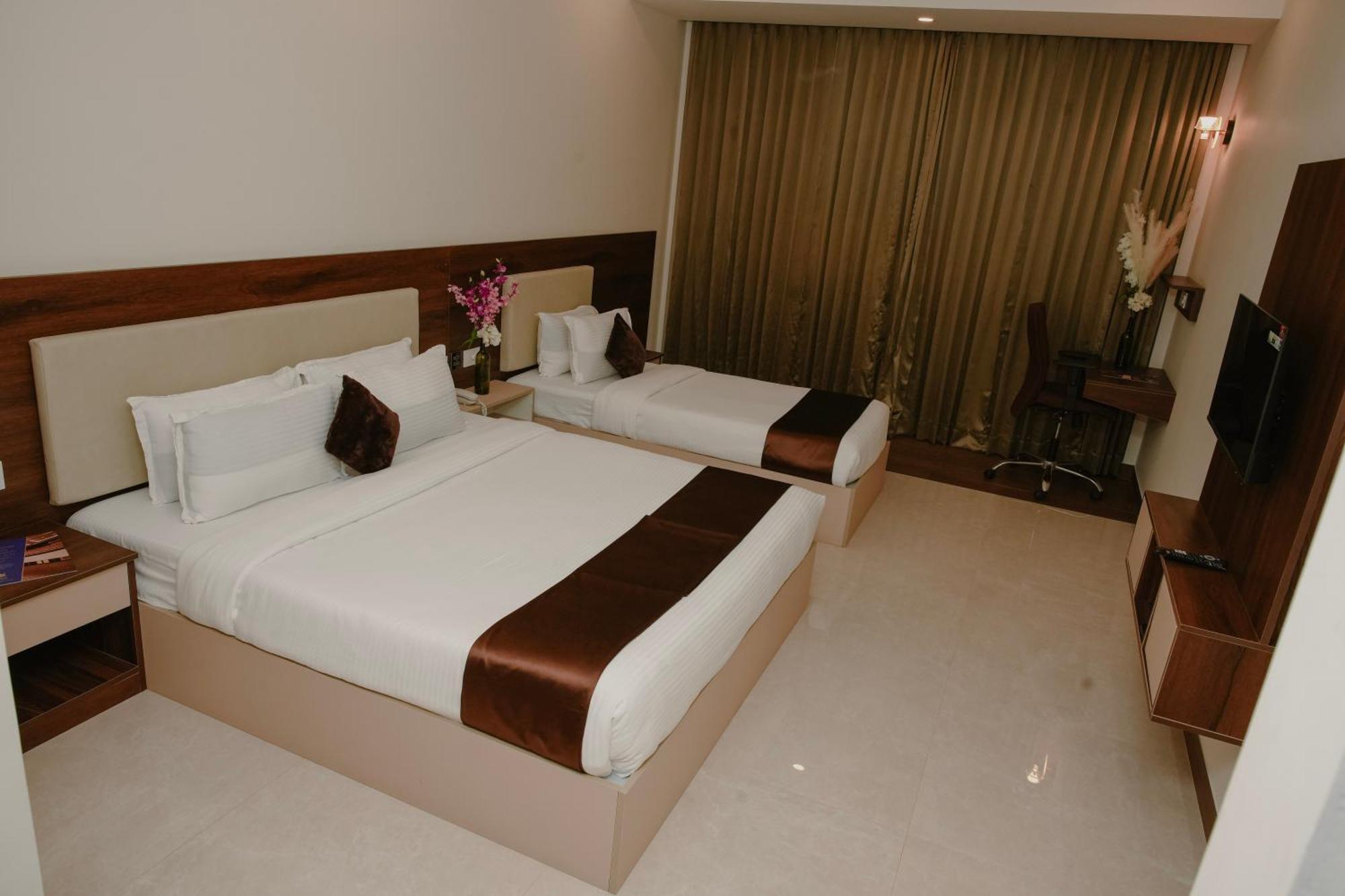 The King'S Meadows Hotel Golhalli Bagian luar foto