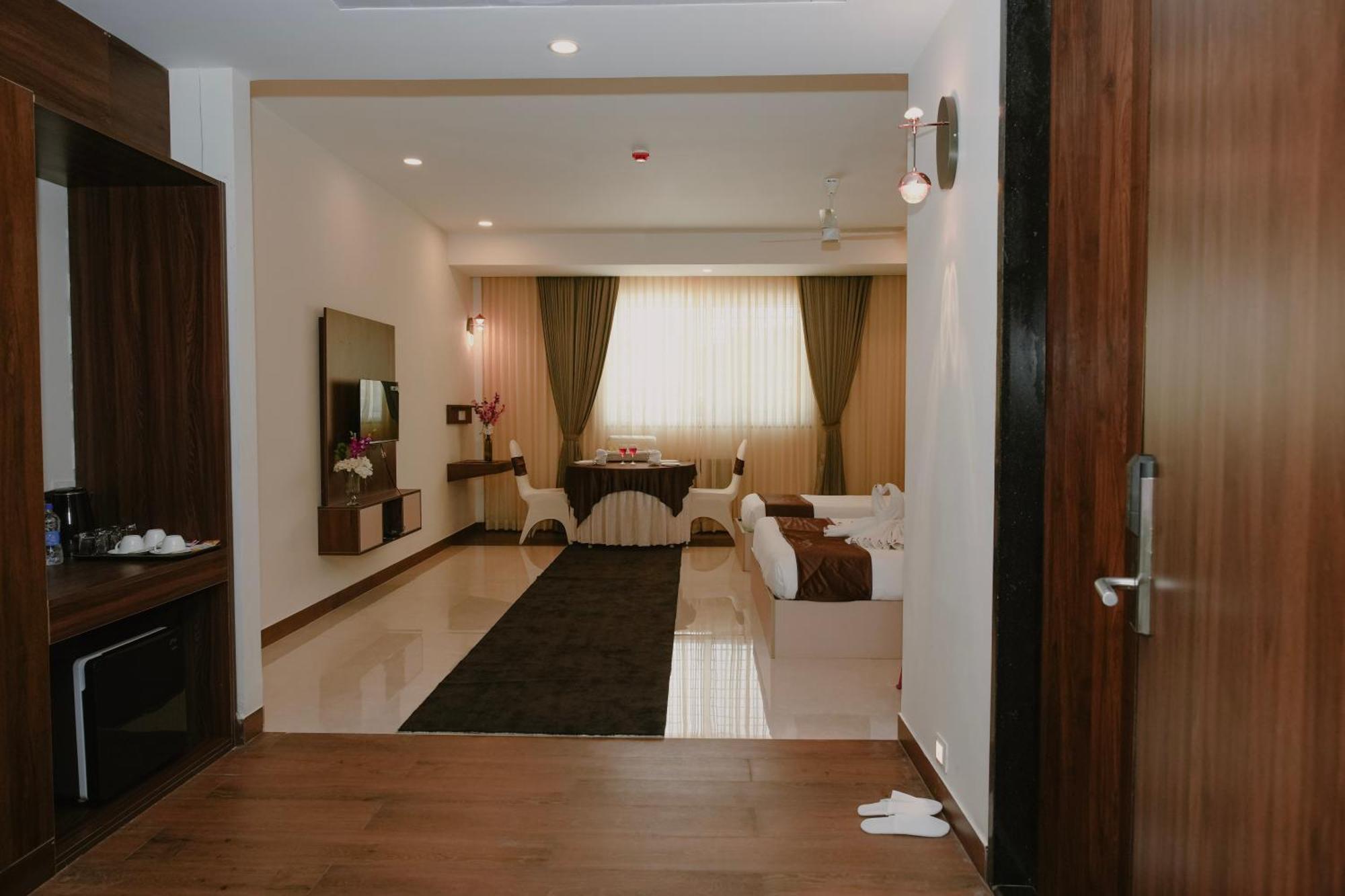 The King'S Meadows Hotel Golhalli Bagian luar foto