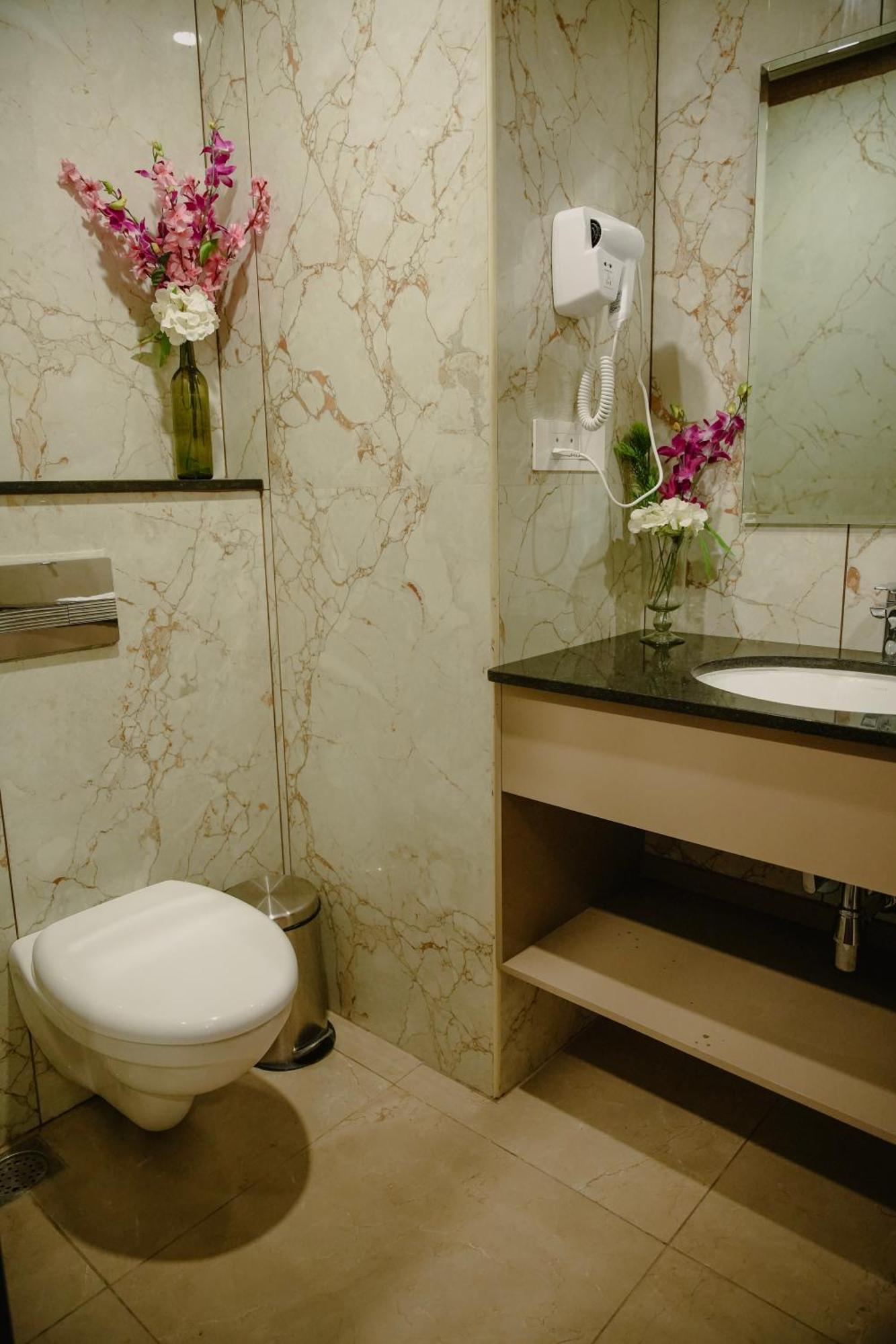 The King'S Meadows Hotel Golhalli Bagian luar foto