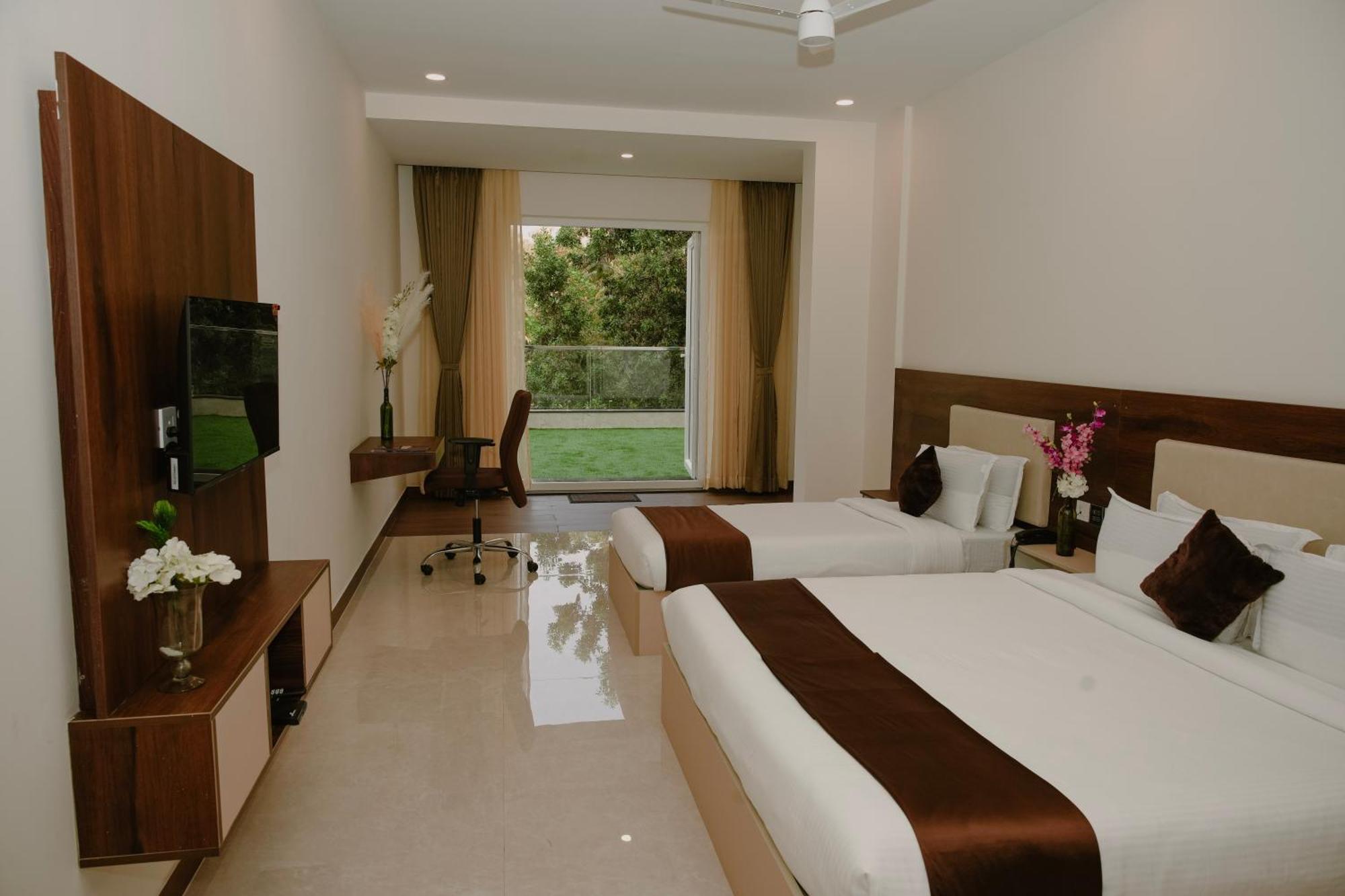 The King'S Meadows Hotel Golhalli Bagian luar foto
