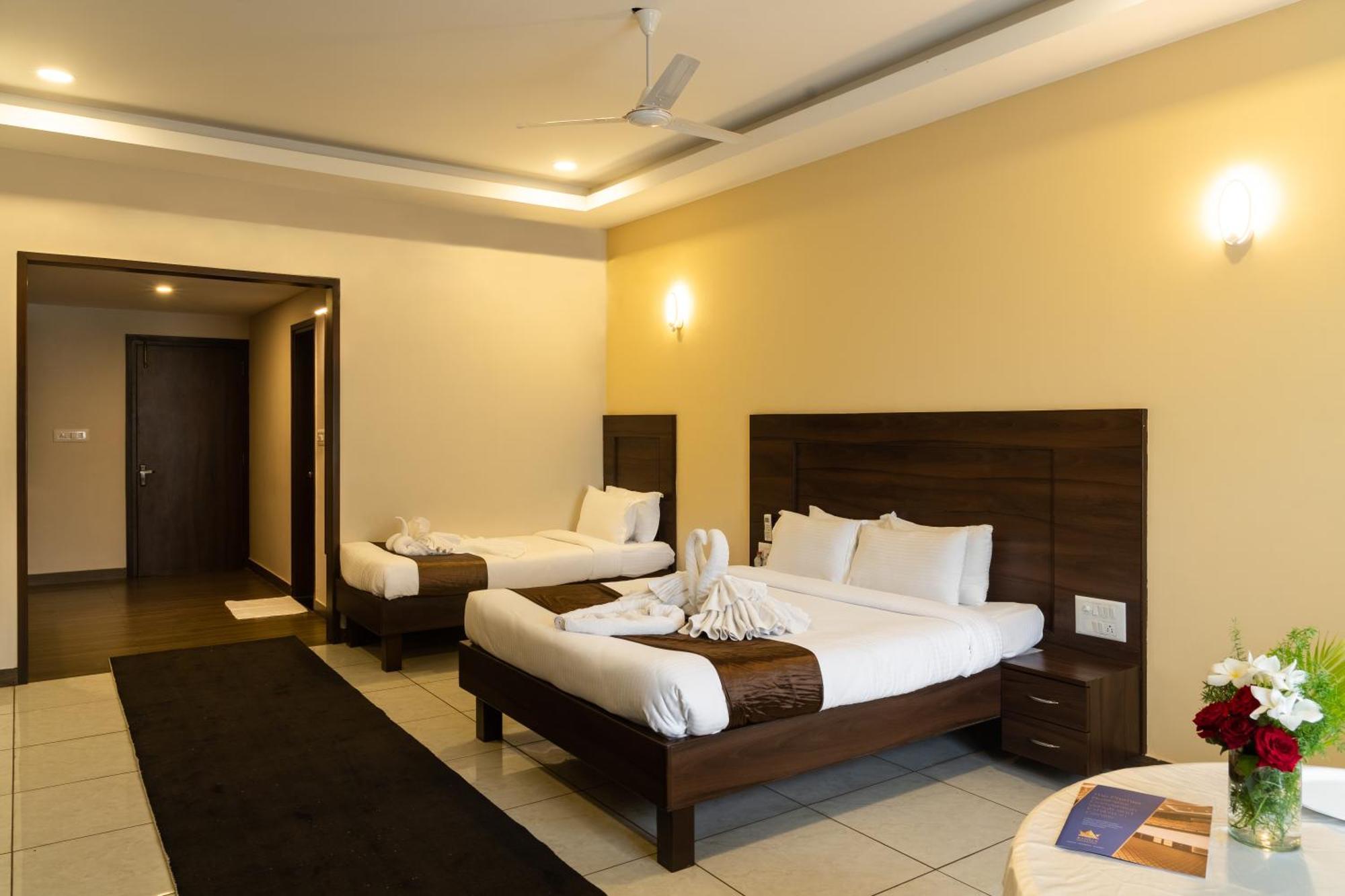 The King'S Meadows Hotel Golhalli Bagian luar foto