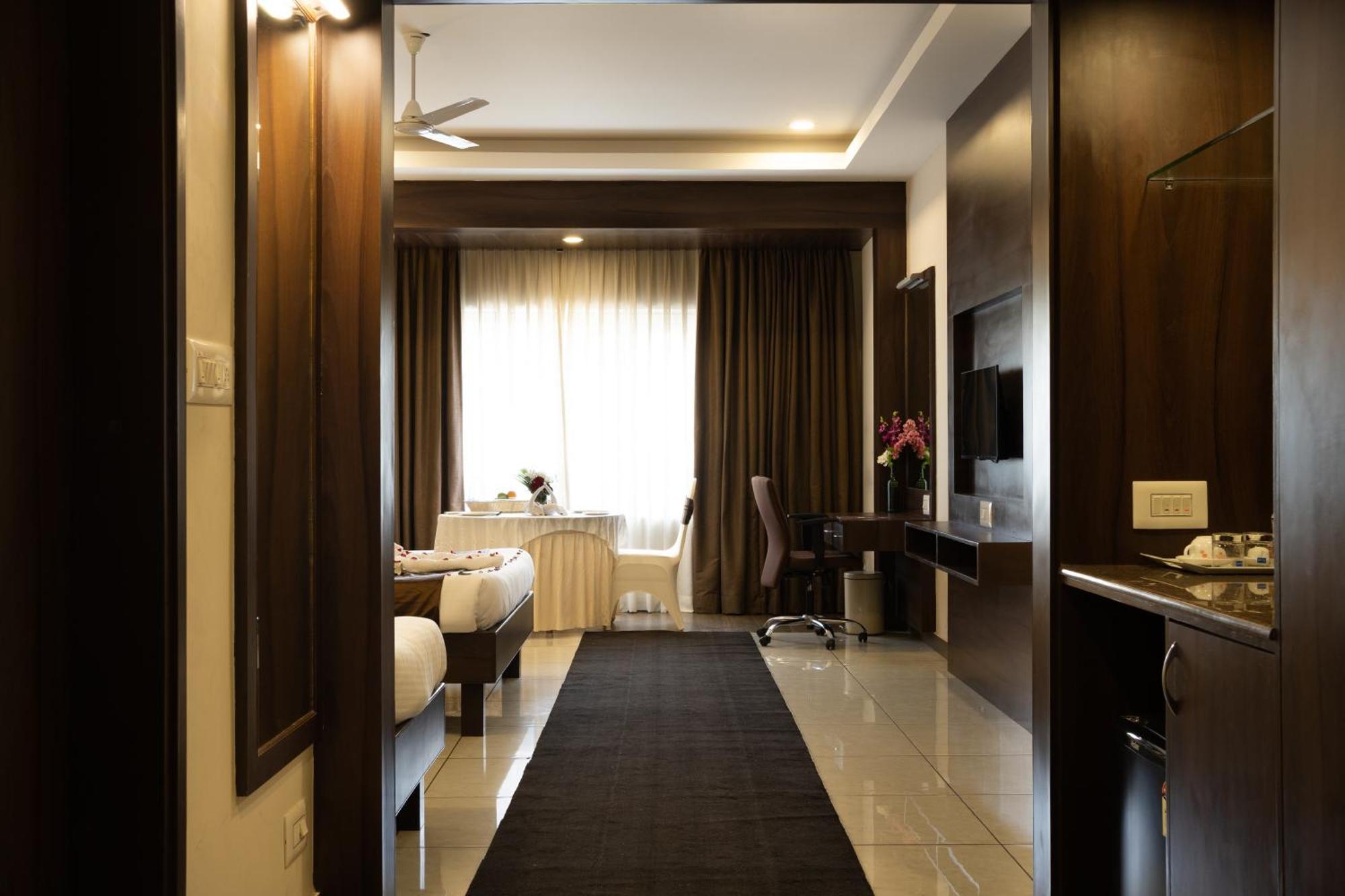 The King'S Meadows Hotel Golhalli Bagian luar foto