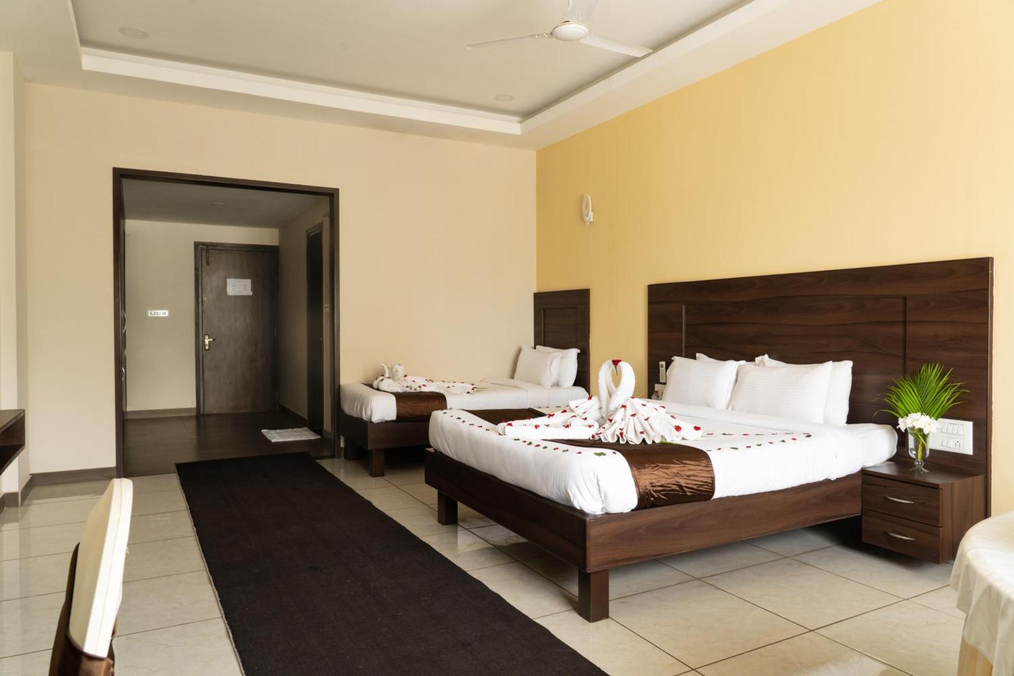 The King'S Meadows Hotel Golhalli Bagian luar foto