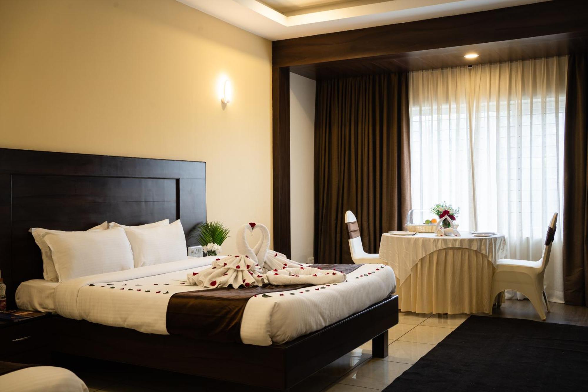 The King'S Meadows Hotel Golhalli Bagian luar foto