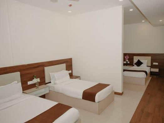 The King'S Meadows Hotel Golhalli Bagian luar foto