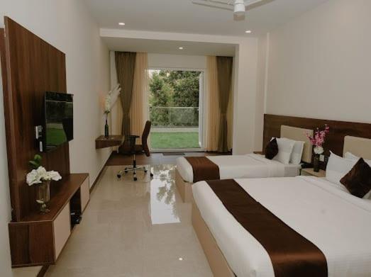 The King'S Meadows Hotel Golhalli Bagian luar foto