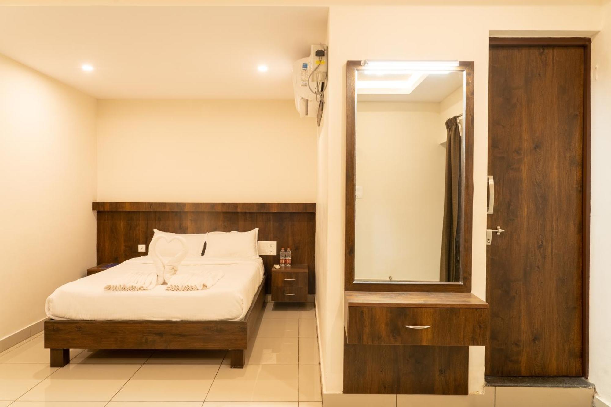 The King'S Meadows Hotel Golhalli Bagian luar foto