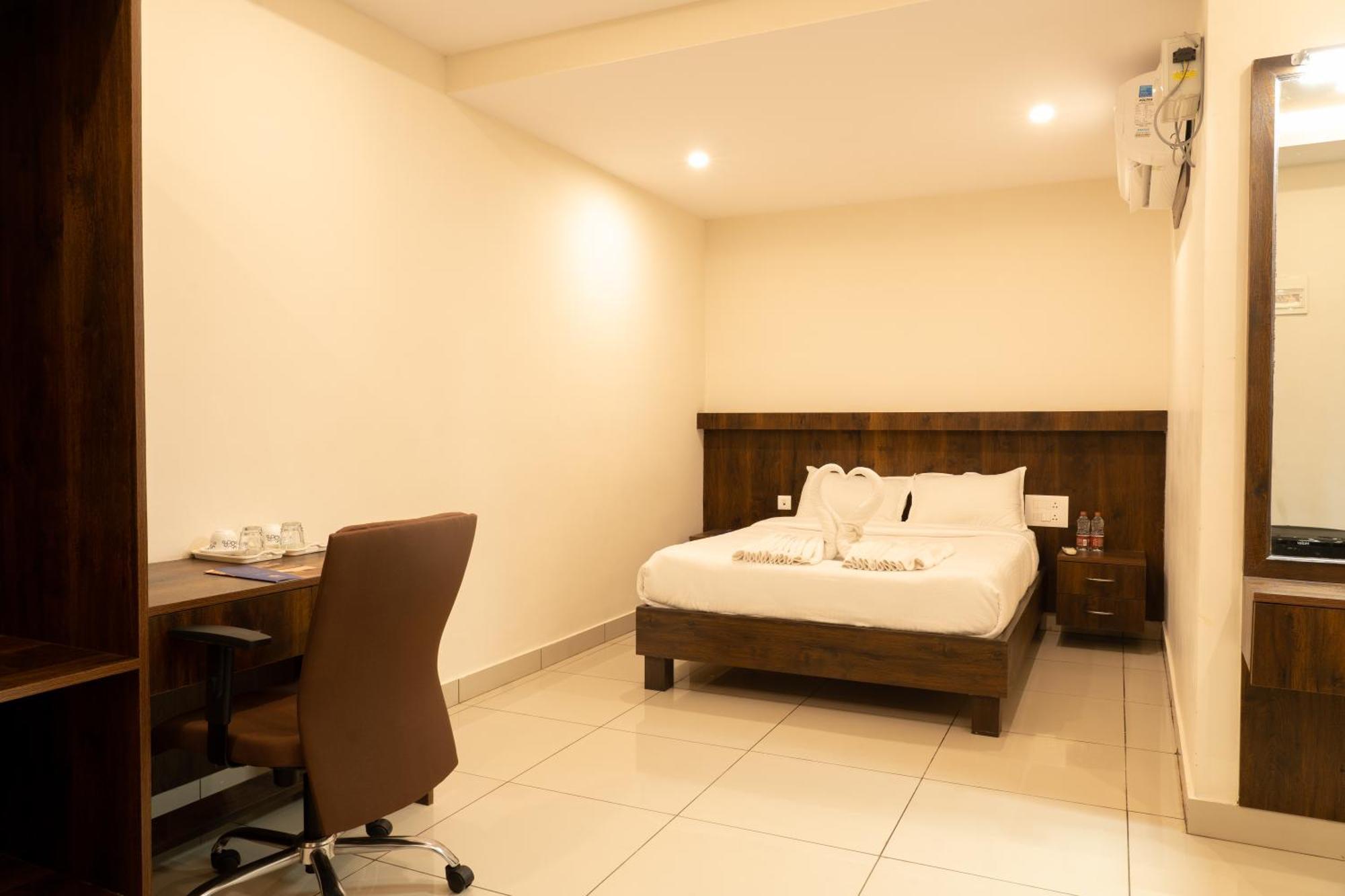 The King'S Meadows Hotel Golhalli Bagian luar foto