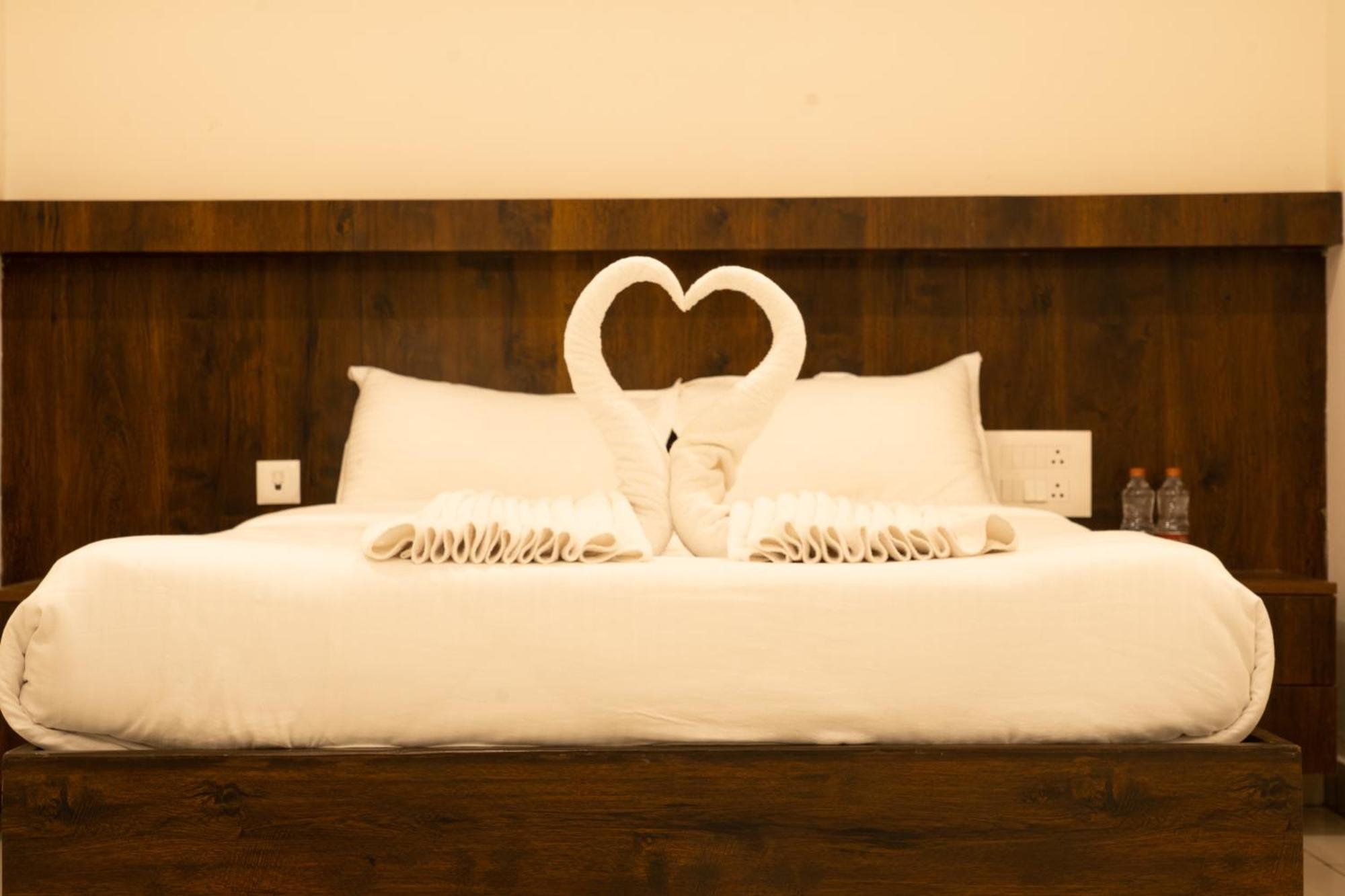 The King'S Meadows Hotel Golhalli Bagian luar foto