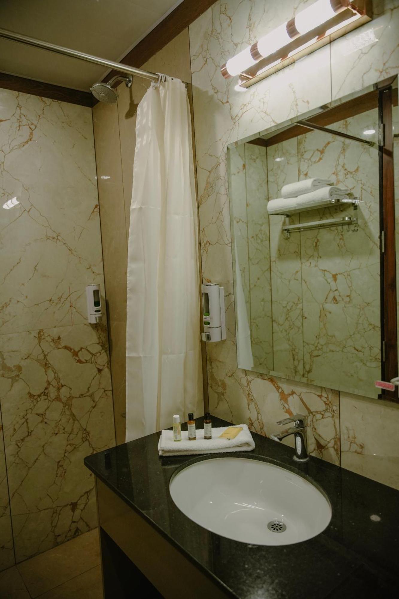 The King'S Meadows Hotel Golhalli Bagian luar foto